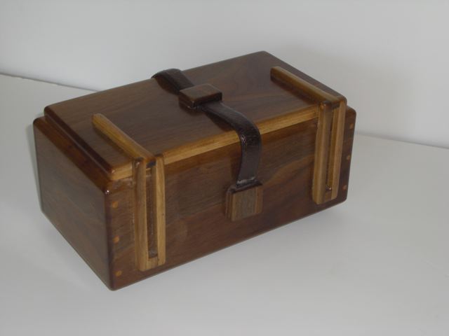 photo of small box showing the wooden hinges